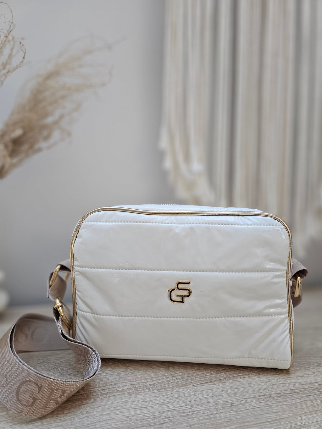 Biała Pikowana Torebka Crossbody GS ze Złotymi Detalami