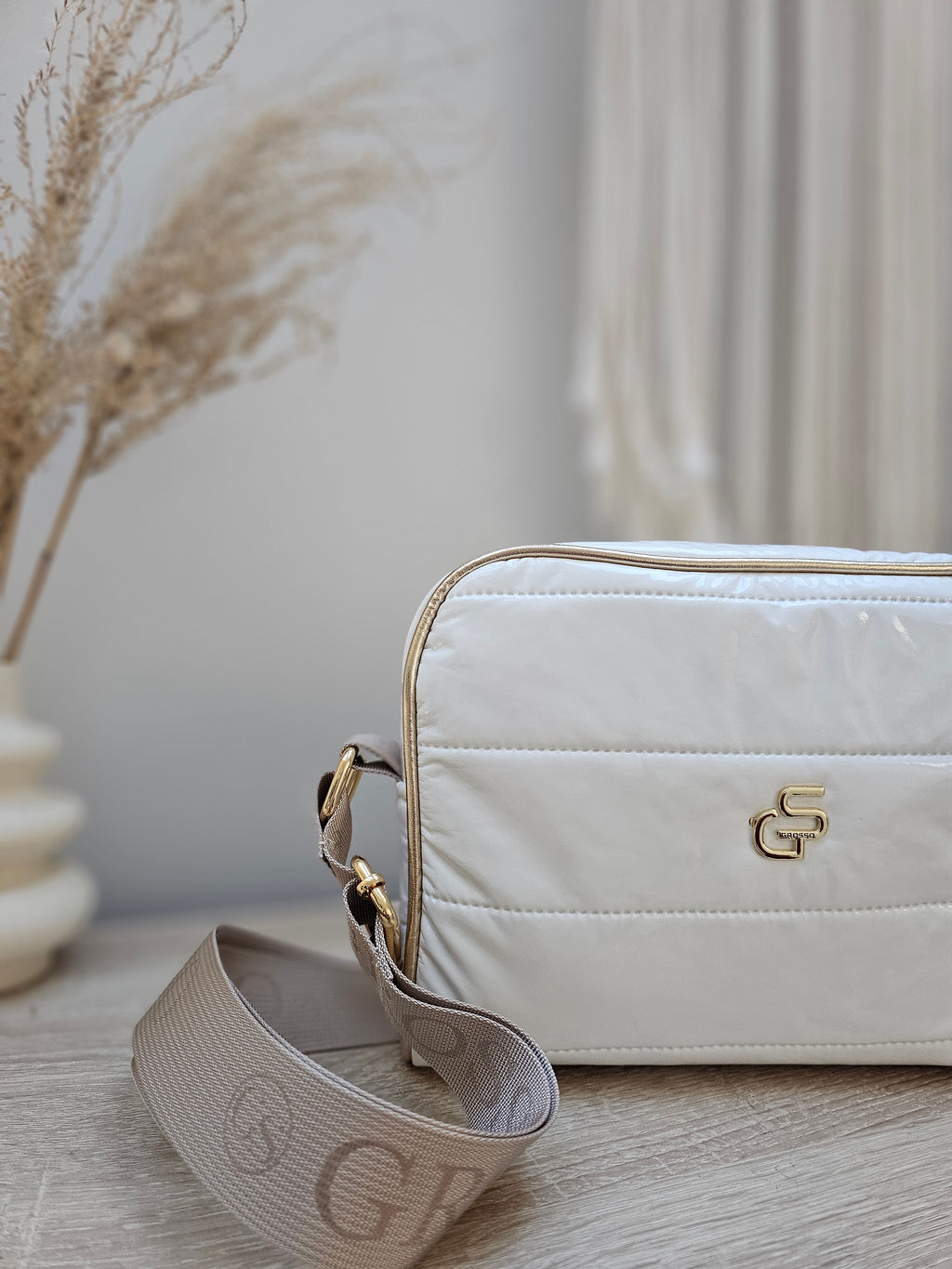 Biała Pikowana Torebka Crossbody GS ze Złotymi Detalami