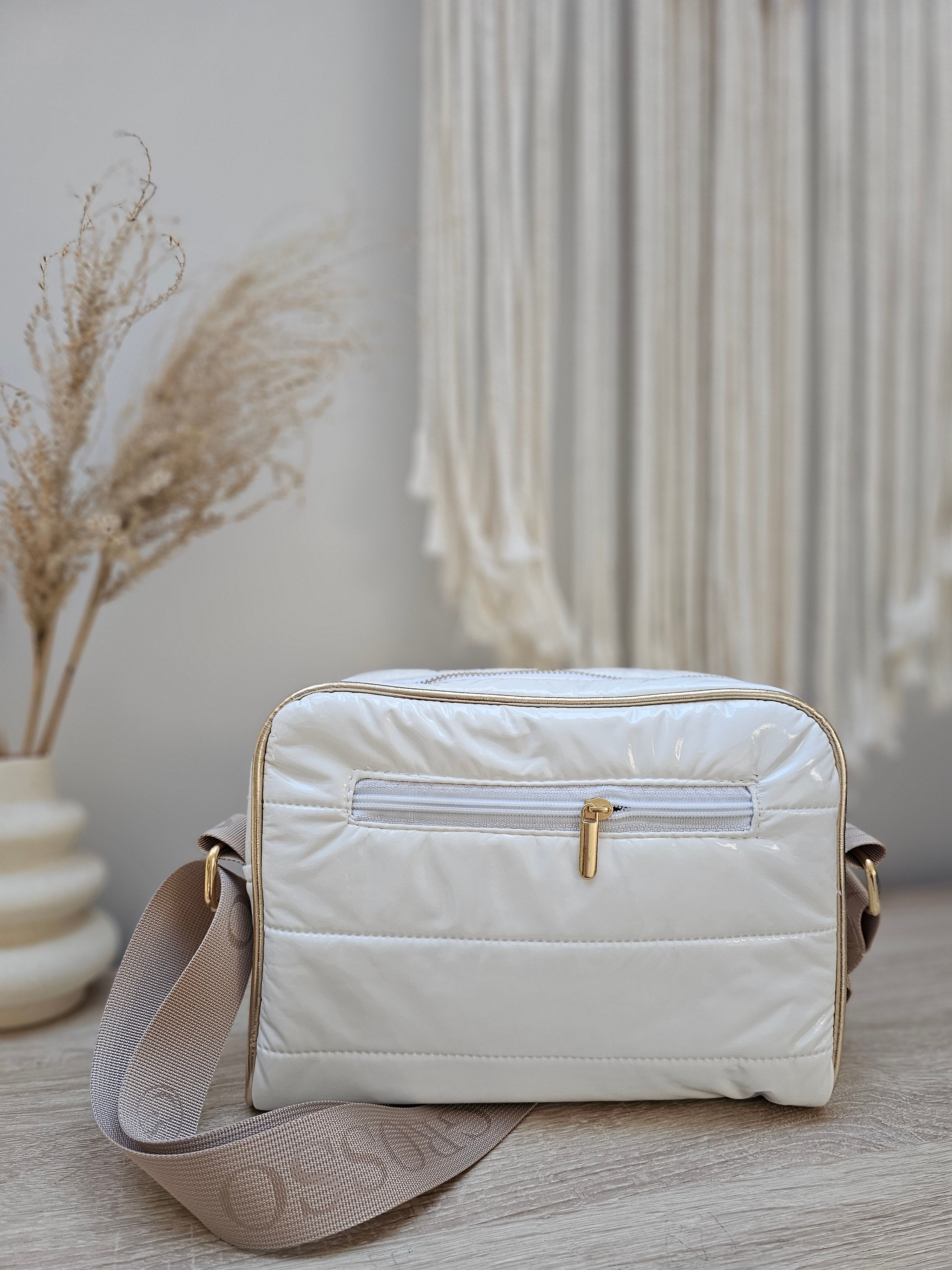 Biała Pikowana Torebka Crossbody GS ze Złotymi Detalami