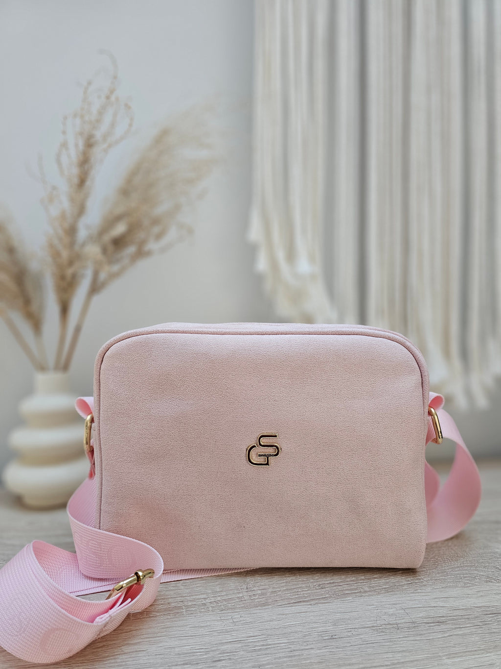Różowa Torebka Crossbody ze Złotymi Detalami