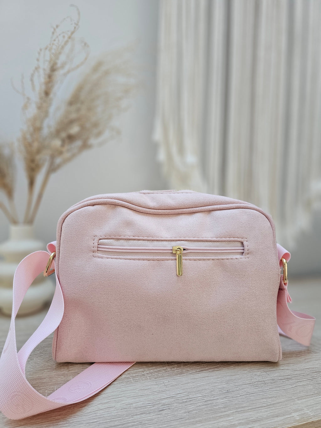 Różowa Torebka Crossbody ze Złotymi Detalami