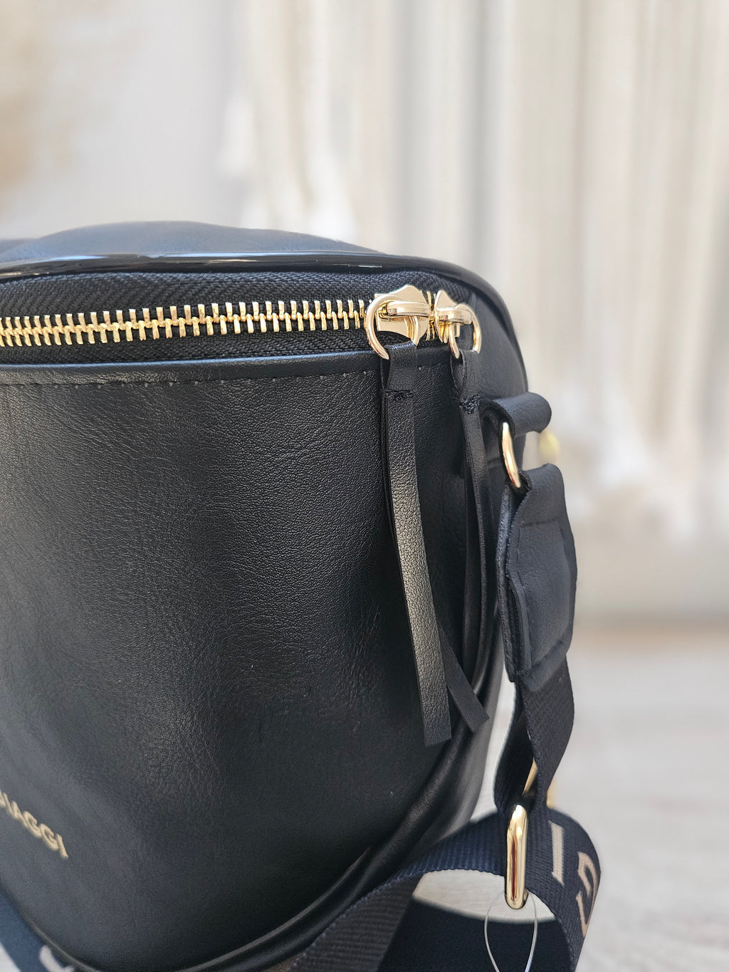 Czarna Torebka Crossbody ze Złotymi Detalami