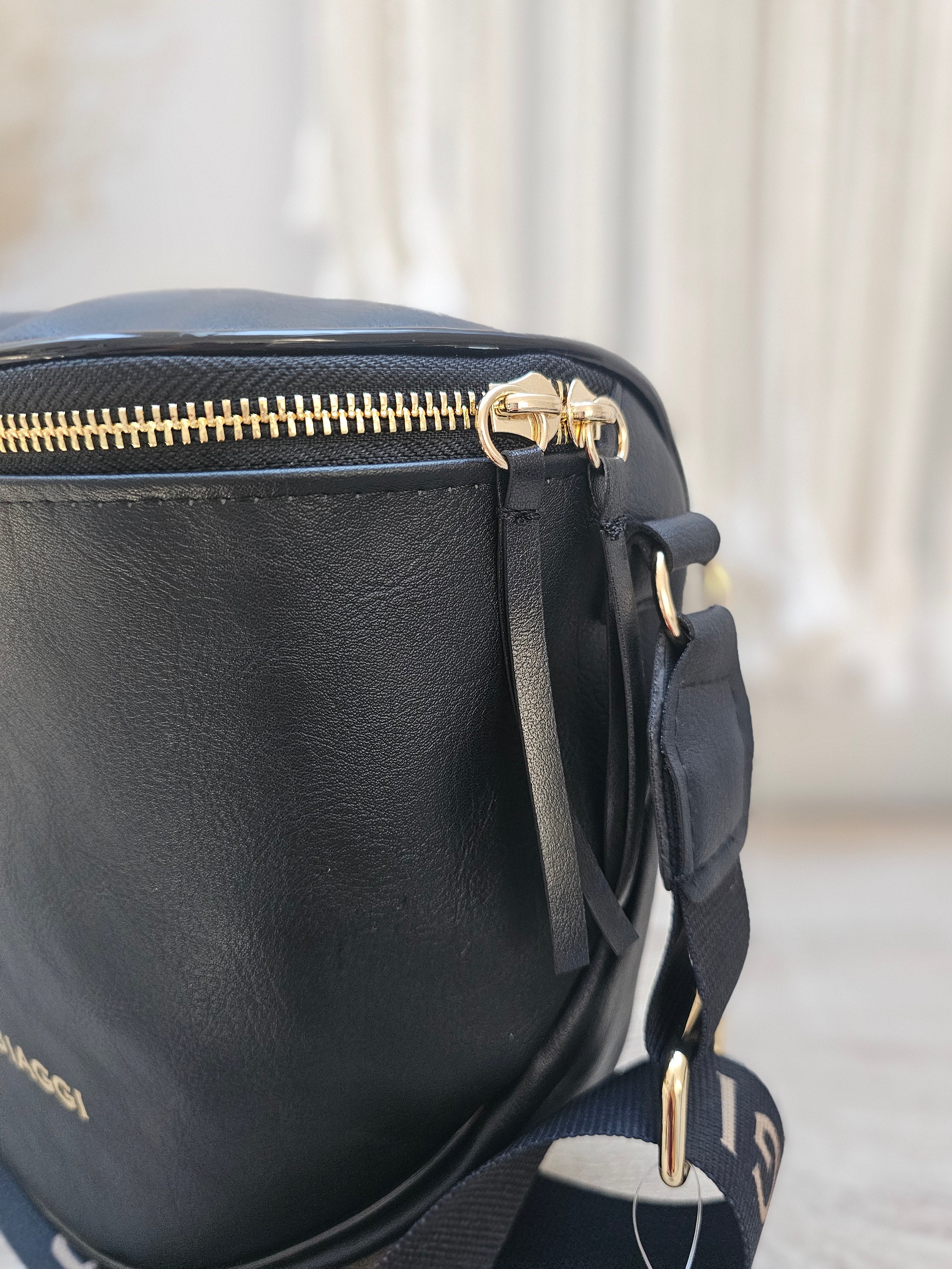Czarna Torebka Crossbody ze Złotymi Detalami