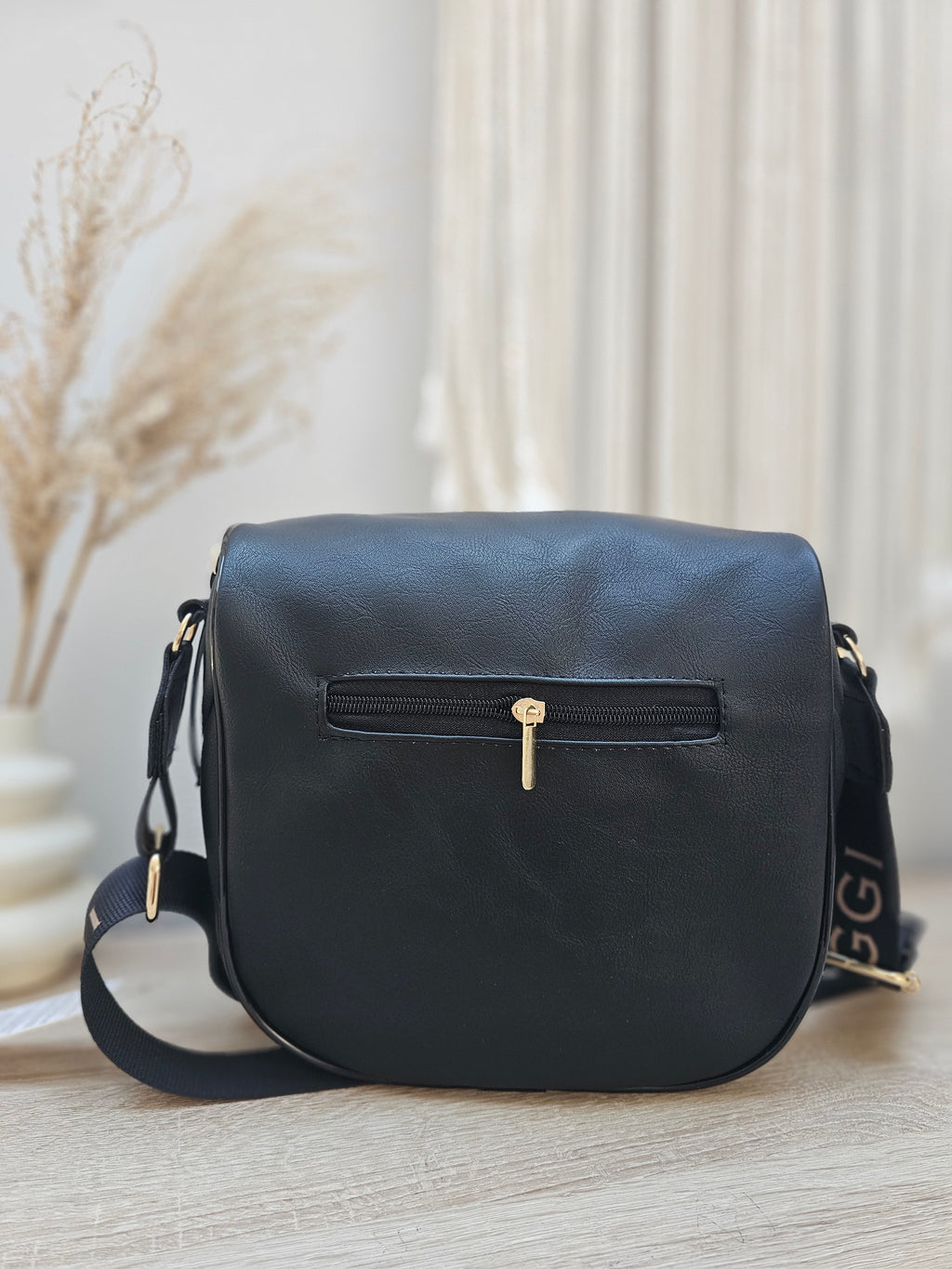 Czarna Torebka Crossbody ze Złotymi Detalami