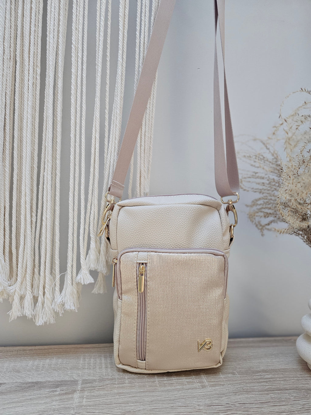 Beżowa torebka crossbody z paskiem