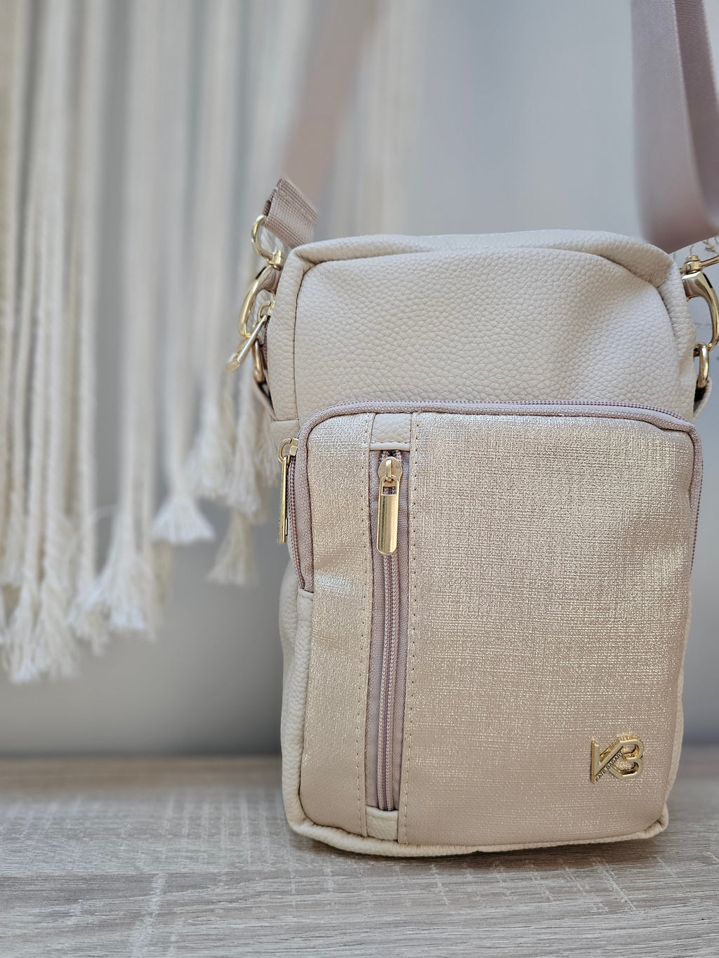 Beżowa torebka crossbody z paskiem